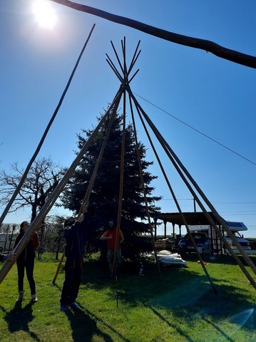 Montage des tipis chez grand ours chaman