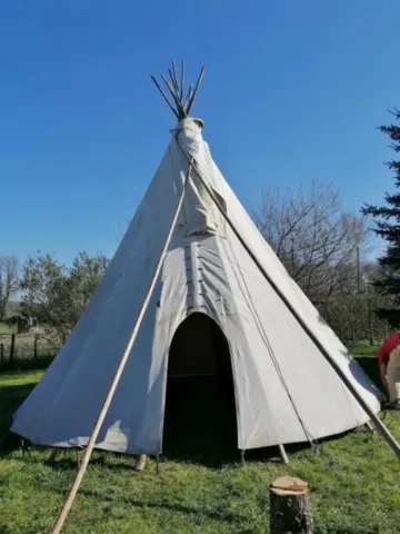 Montage des tipis chez grand ours chaman