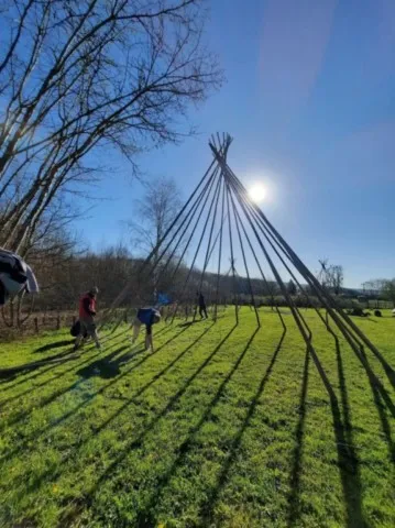 Montage des tipis chez grand ours chaman