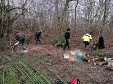 Construction hutte de sudation grand ours chaman