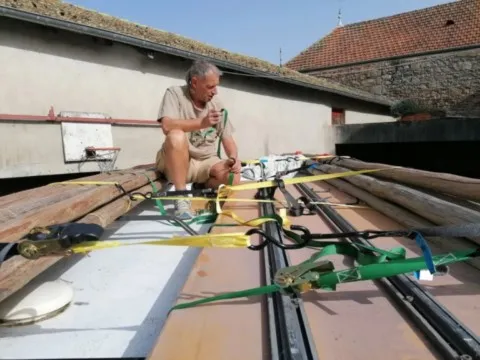 Montage des tipis chez grand ours chaman