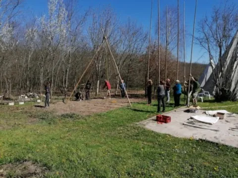 Montage des tipis chez grand ours chaman
