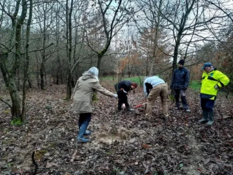 Construction hutte de sudation grand ours chaman