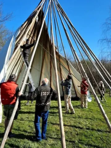 Montage des tipis chez grand ours chaman