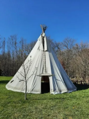Montage des tipis chez grand ours chaman