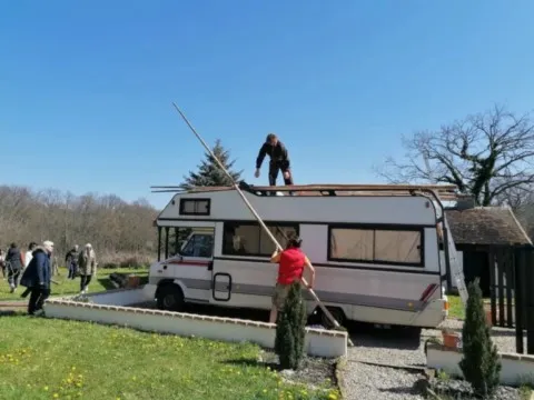 Montage des tipis chez grand ours chaman