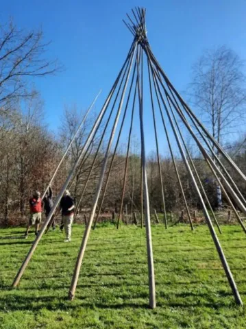 Montage des tipis chez grand ours chaman