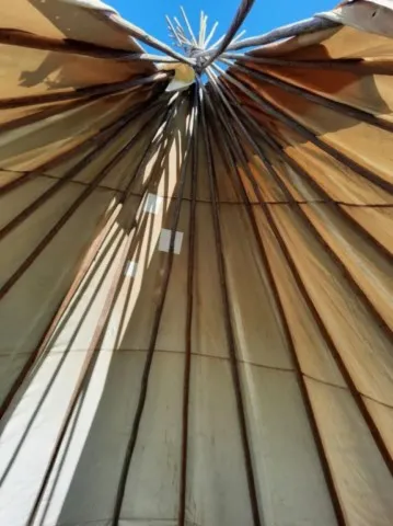 Montage des tipis chez grand ours chaman