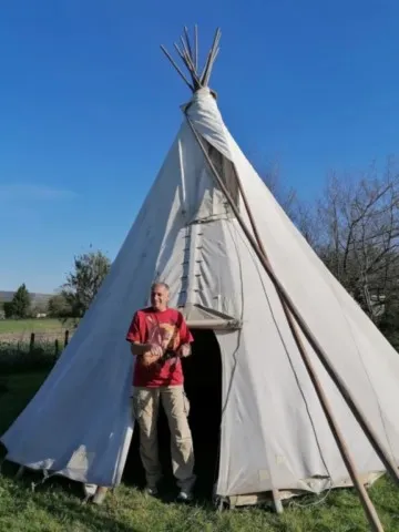 Montage des tipis chez grand ours chaman