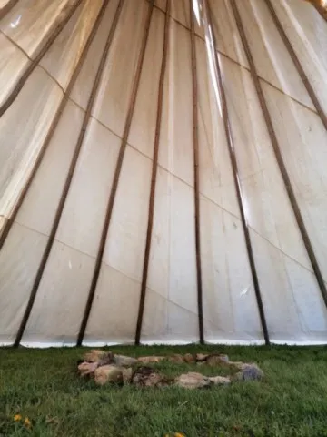 Montage des tipis chez grand ours chaman